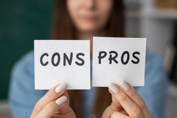 woman-holding-cons-pros-post-its
